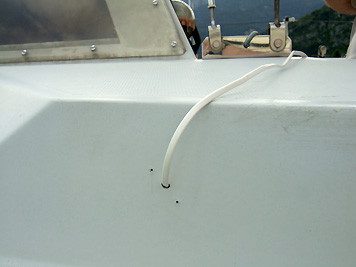 Perçage de la coque du voilier pour pose d'un feu de navigation